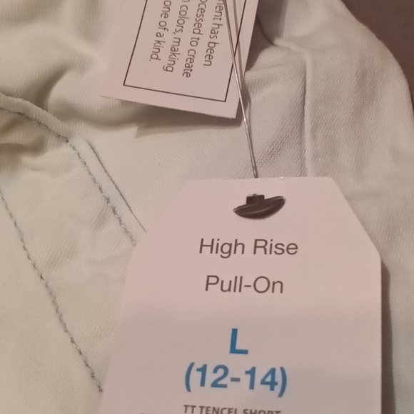 Shorts - Picture 10 of 10